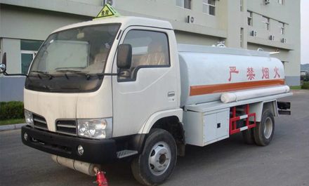 Liquid tank truck